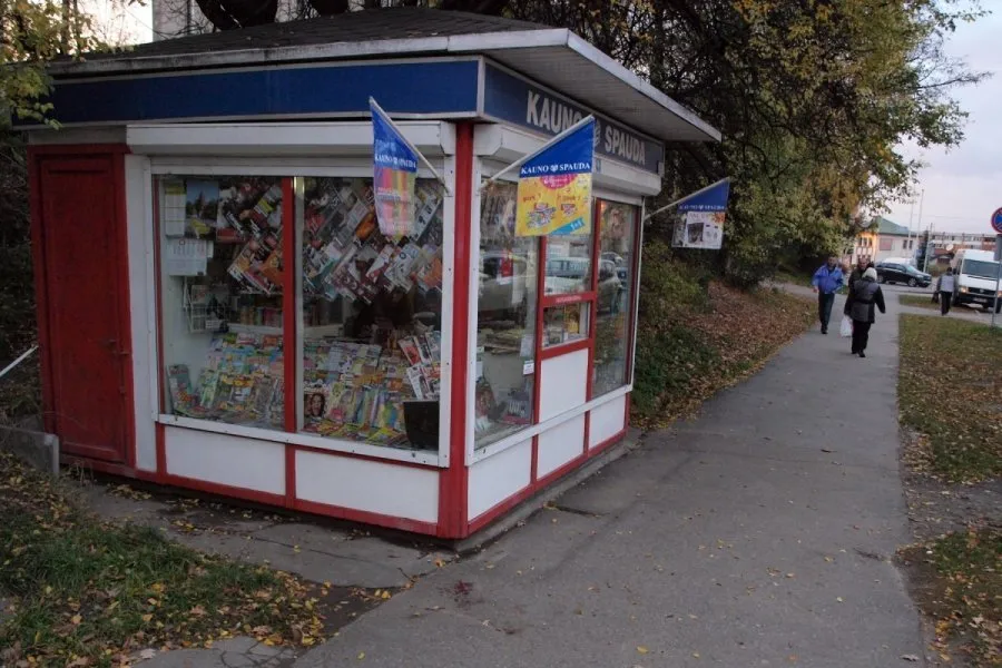 Sumuštas vaikinas nutemptas už šio kiosko