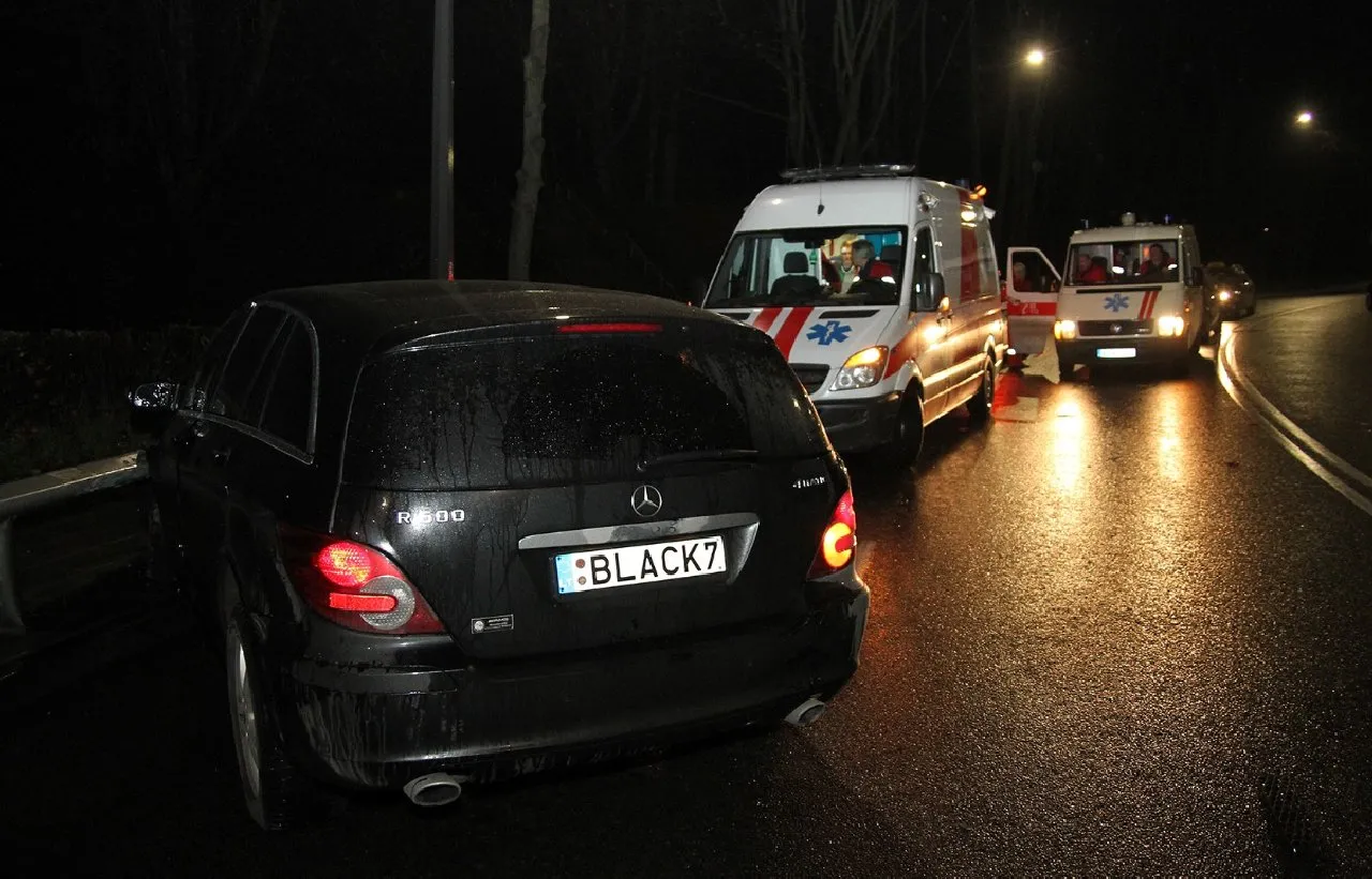 Girtas vairuotojas su prabangiu Mercedes siautejo Kaune