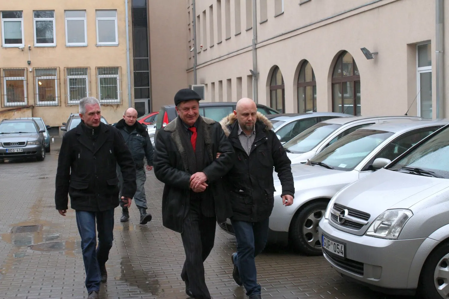 Tarybos narys Valys Venslovas vedamas į teismą