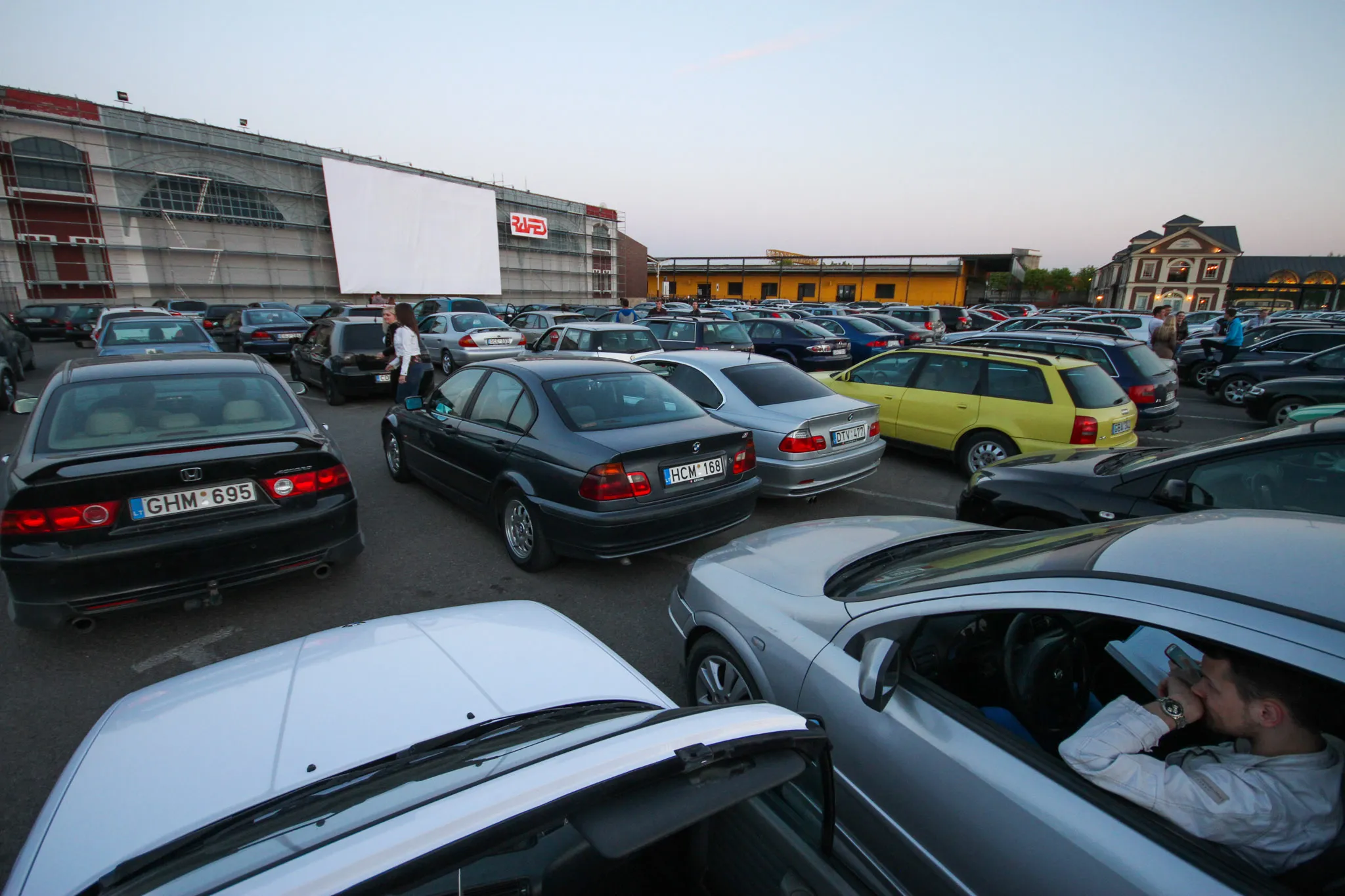 Atėjus pavasariui ir atšilus orams Kino vakarai Kaune ir vėl atgimsta