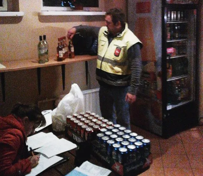 Konfiskavo visus gėrimus bare