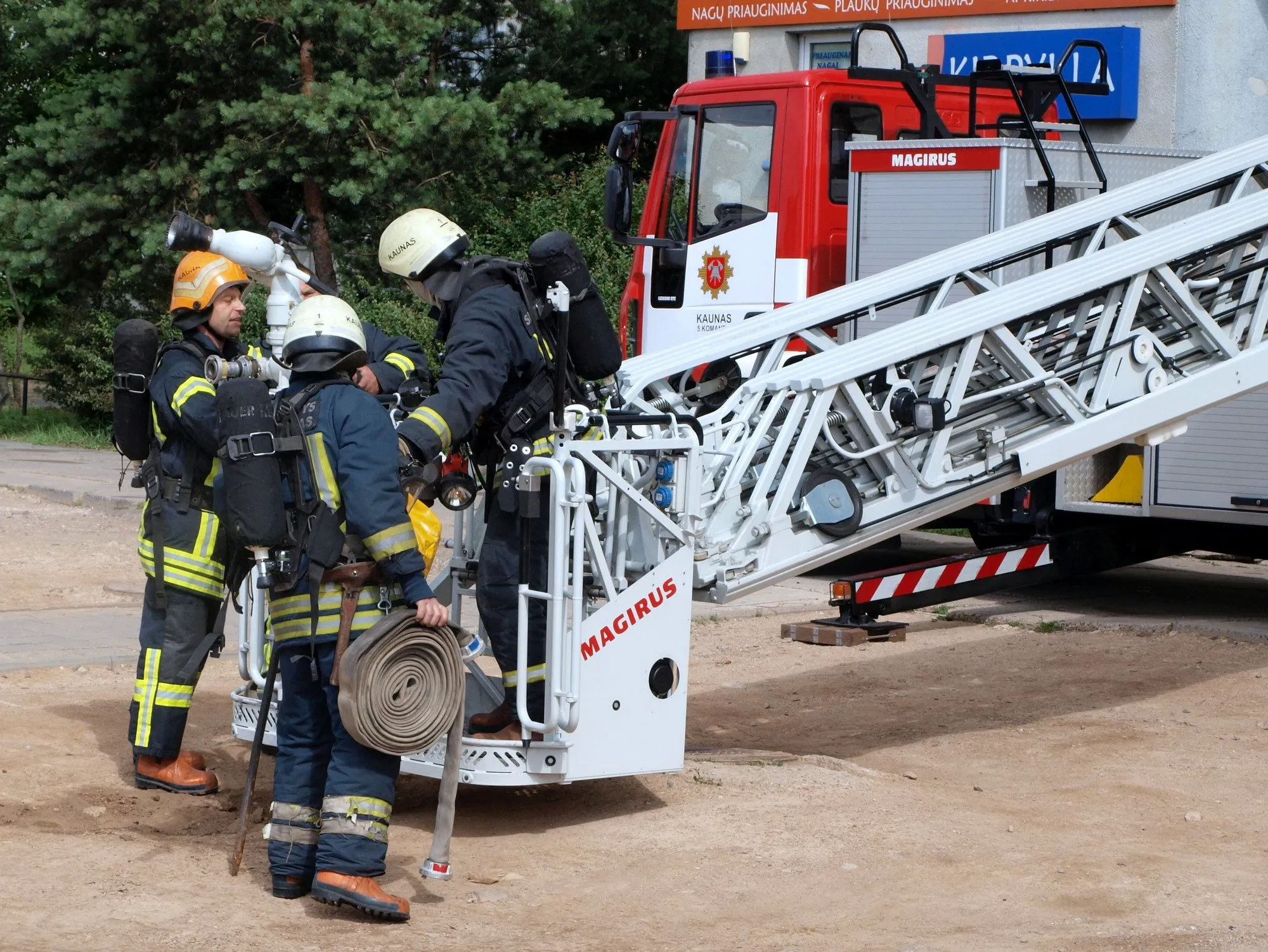 Ugniagesiai-gelbėtojai Šilainiuose