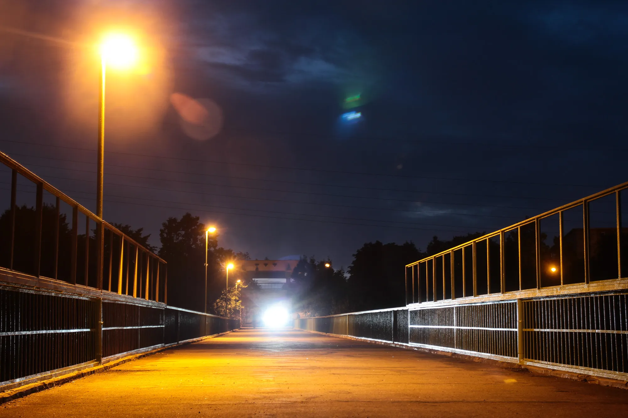 "Trijų mergelių" tiltas sutemus