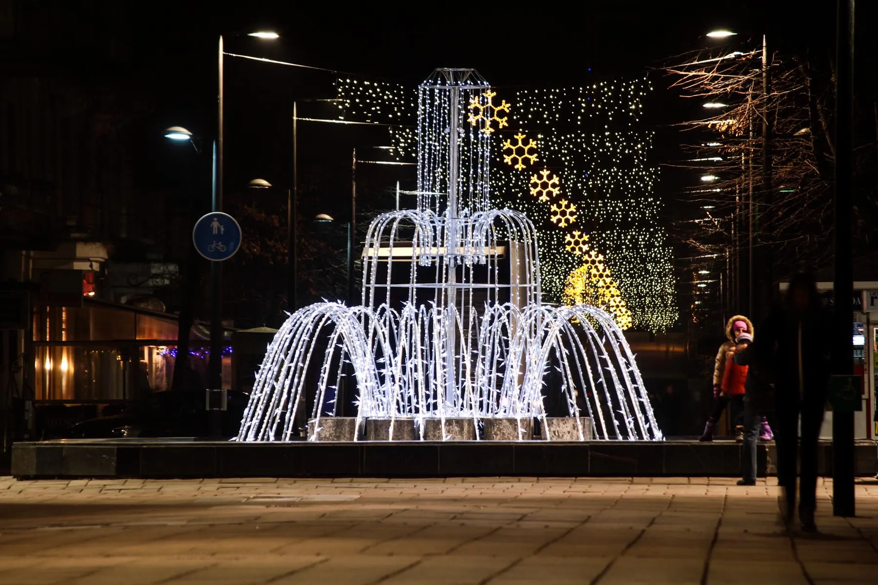 Fontanai trykšta šventine versme