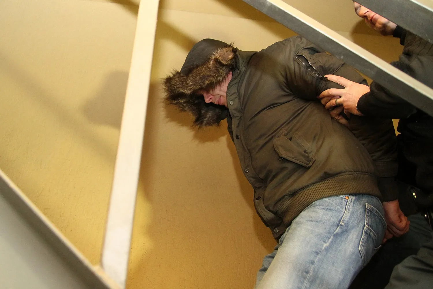 Į teismą atvežtas įtariamasis dviguba žmogžudyste