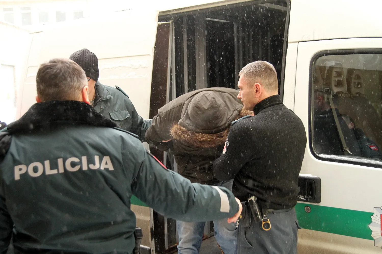 Į teismą atvežtas įtariamasis dviguba žmogžudyste