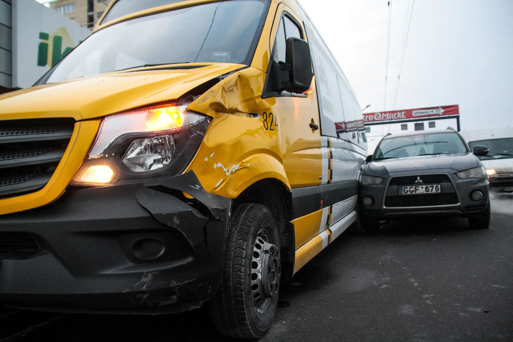 Mikroautobuso ir "Mitsubishi" avarija