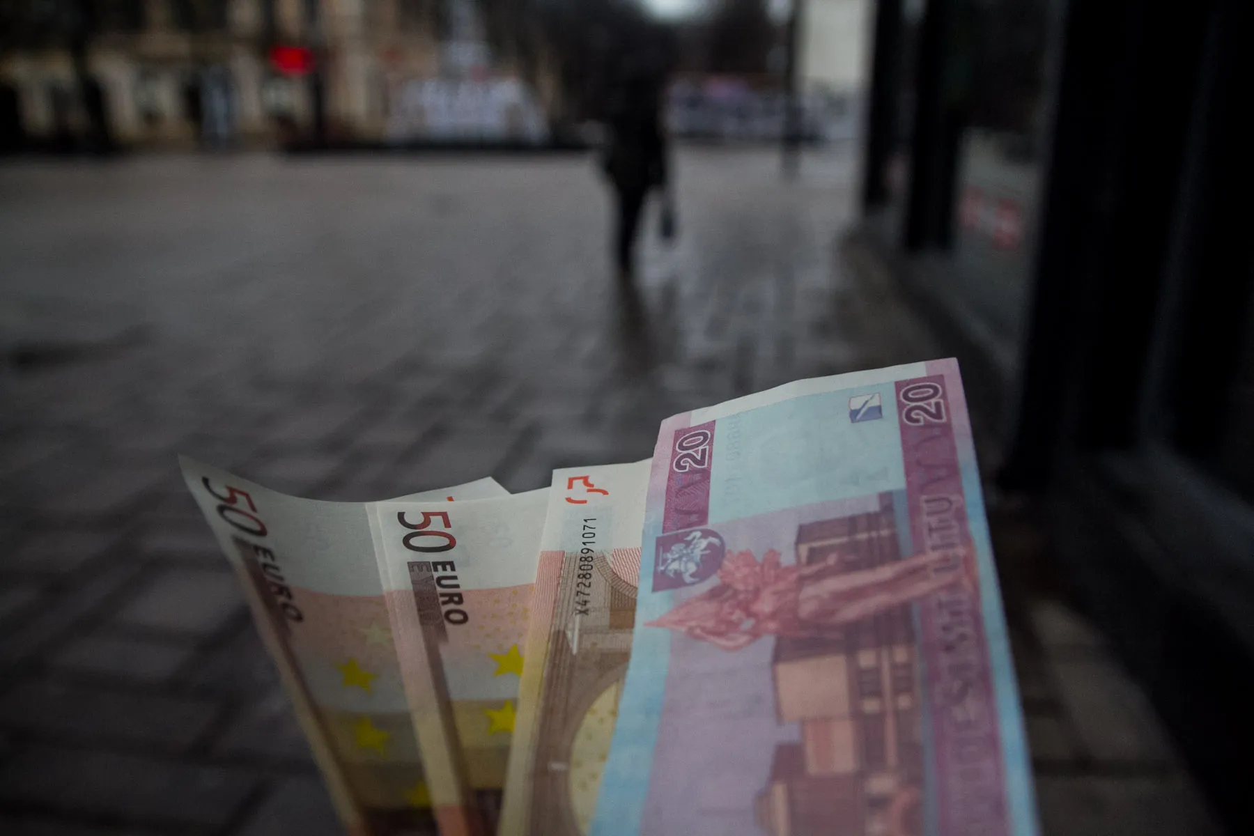 Kauniečiai atsiskaito pirmaisiais eurais