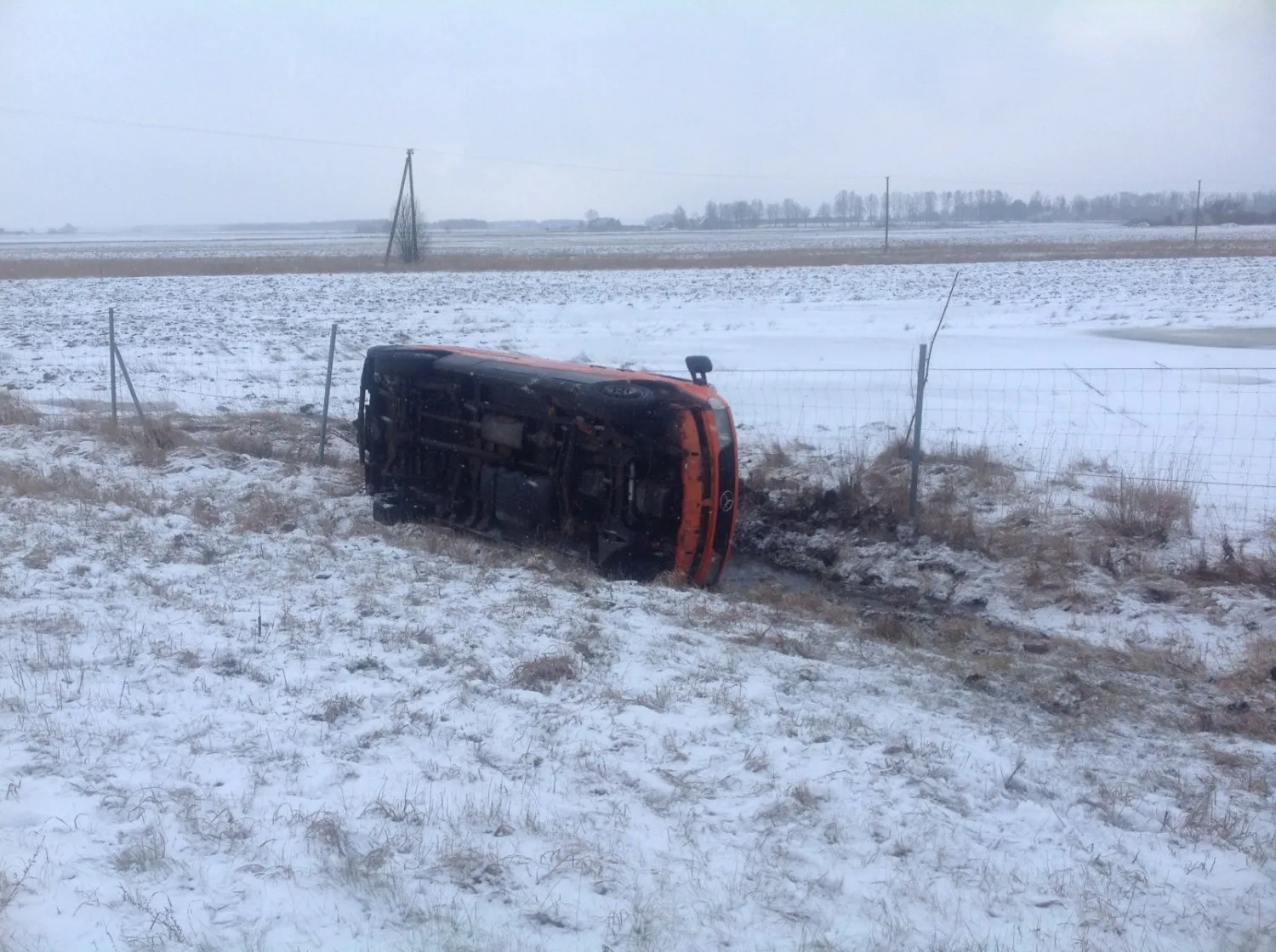 Dėl slidžios dangos magistralėje netrūko eismo įvykių