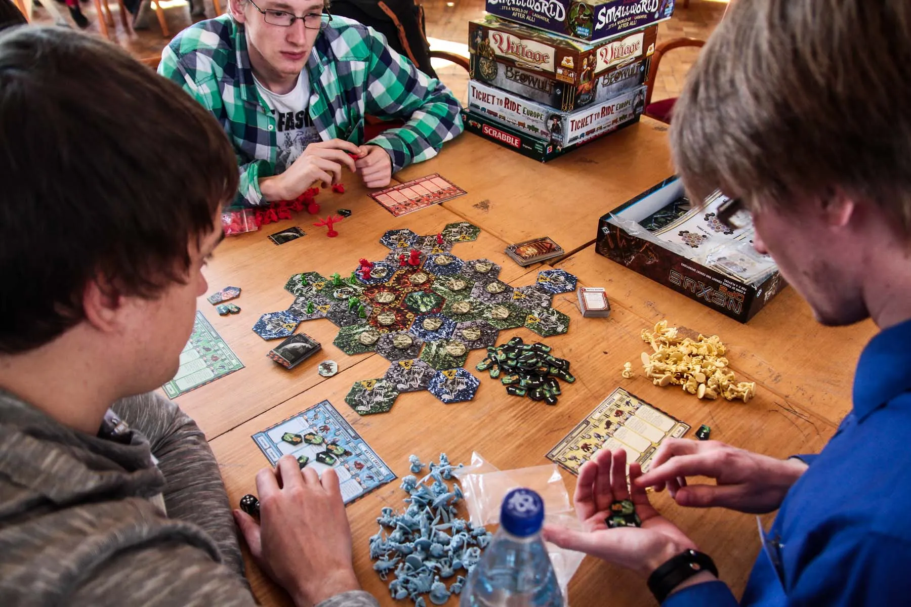 Kauniečiai sėdo žaisti stalo žaidimų