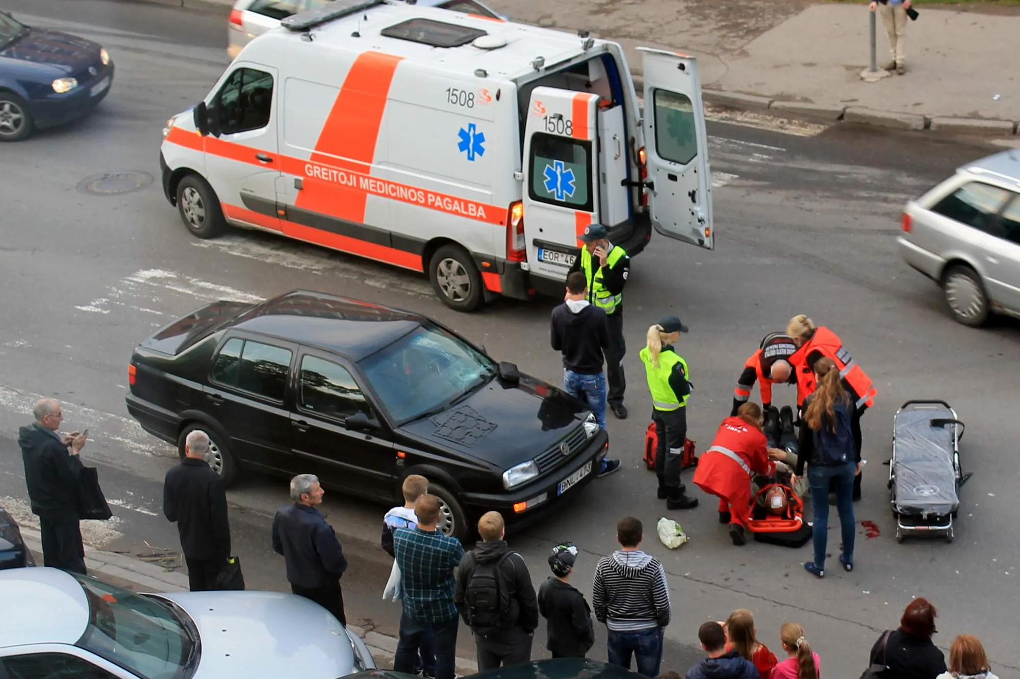 Pėsčiųjų perėjoje Kovo 11-osios gatvėje partrenktas žmogus