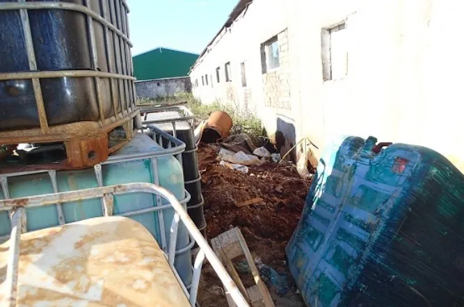 Pavojingos atliekos išpiltos į gruntą