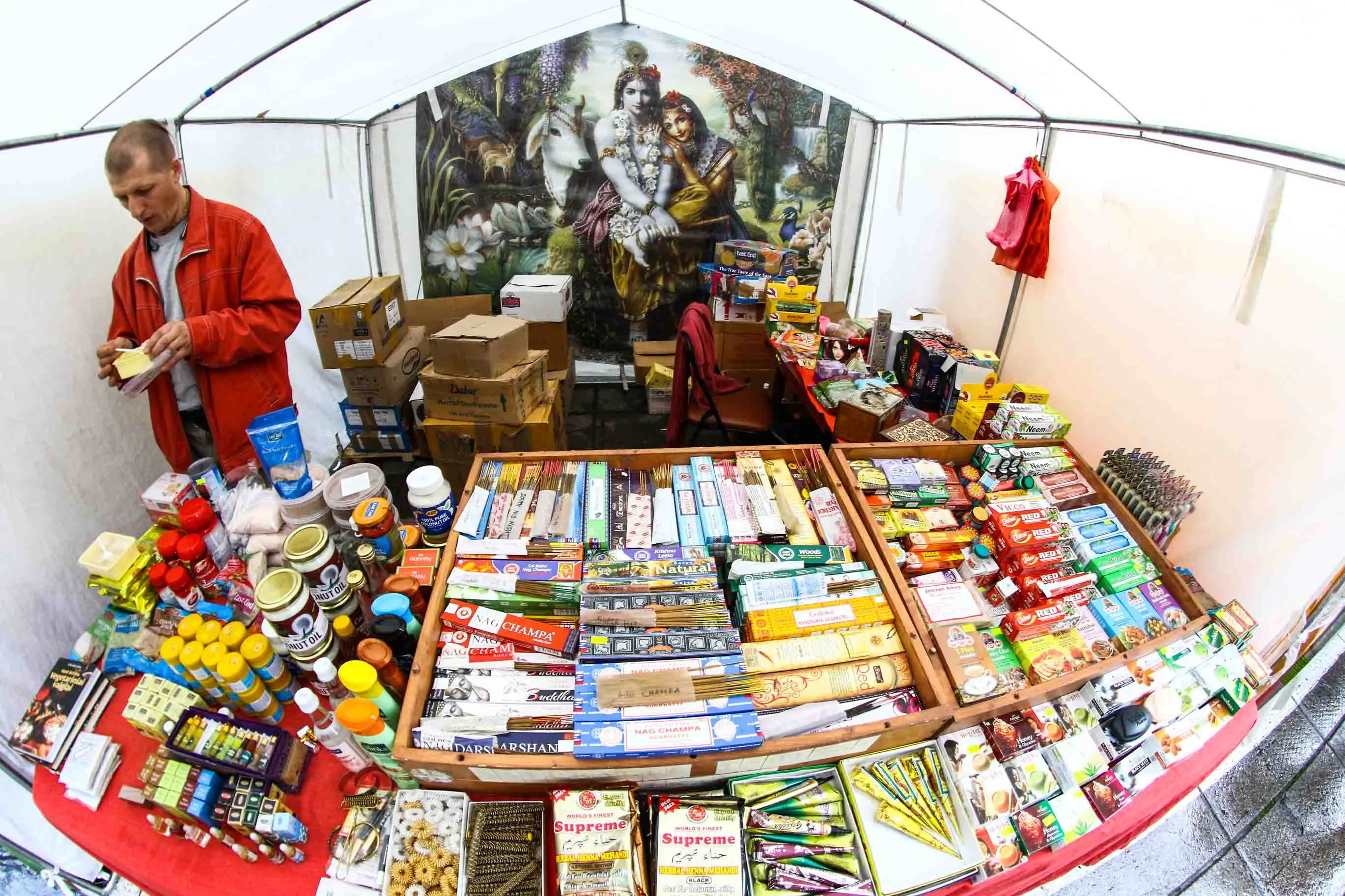 Mugėje galima atrasti tradicinių kitos kultūros prekių