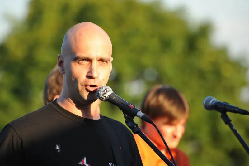 „Svastikos Sukitės Greitai“ koncerte Kaune trūks tik Violetos Riaubiškytės