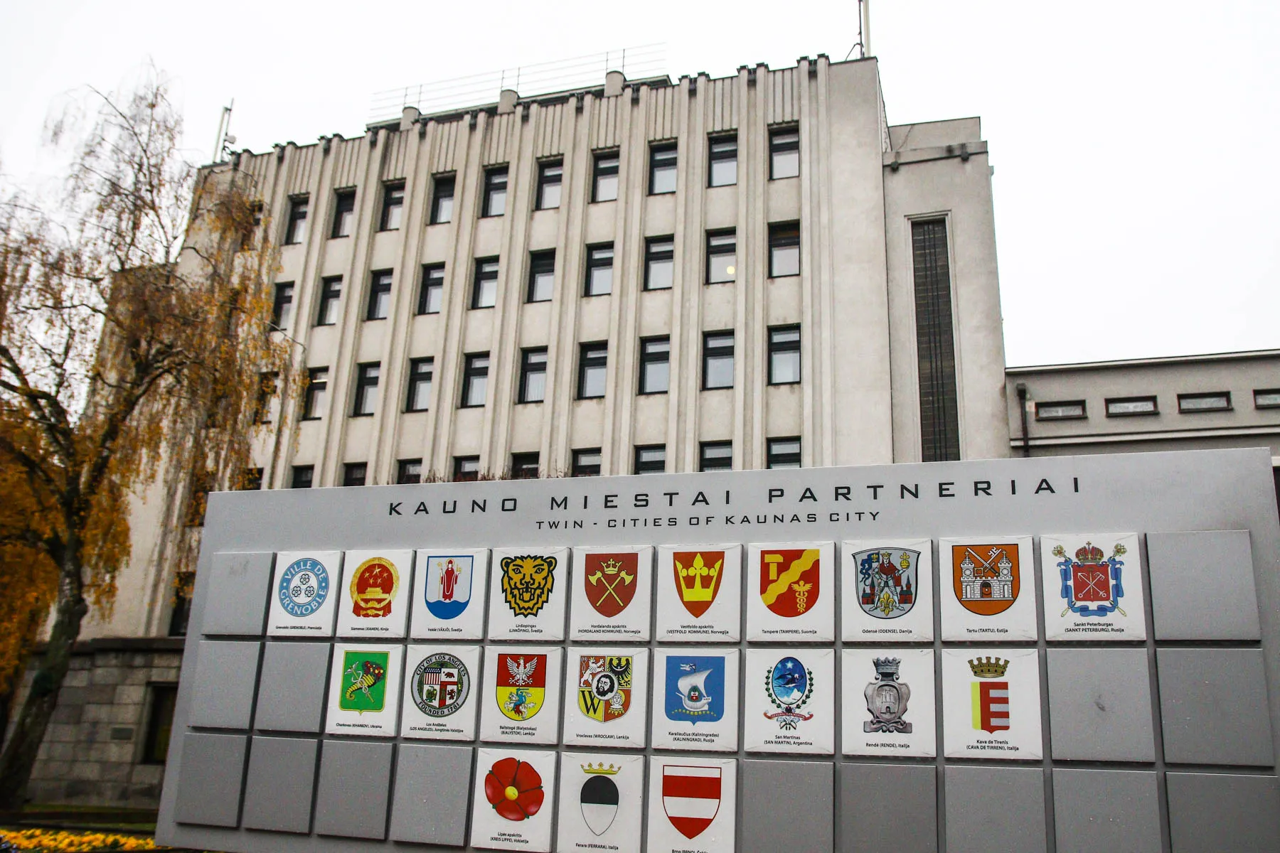 Nuo savivaldybės pastato nuimtas herbas