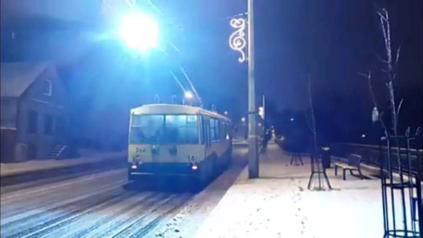 Naktį viešasis transportas sunkiai kilo į kalnus