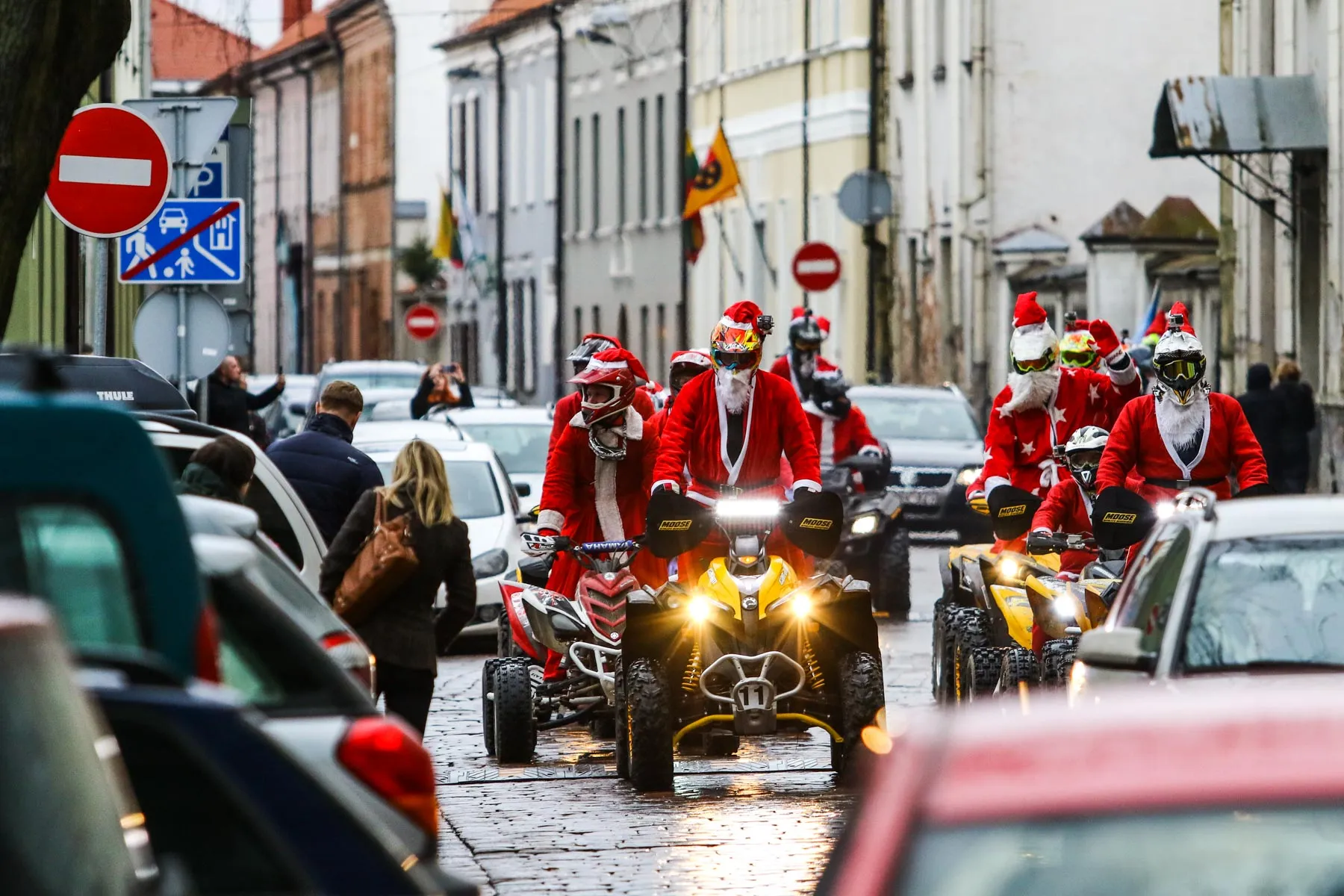 Kalėdų seneliai ant keturračių