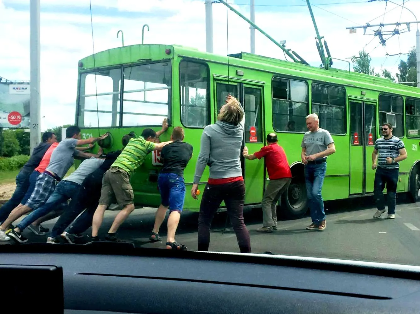 Pilietiški kauniečiai stumia troleibusą