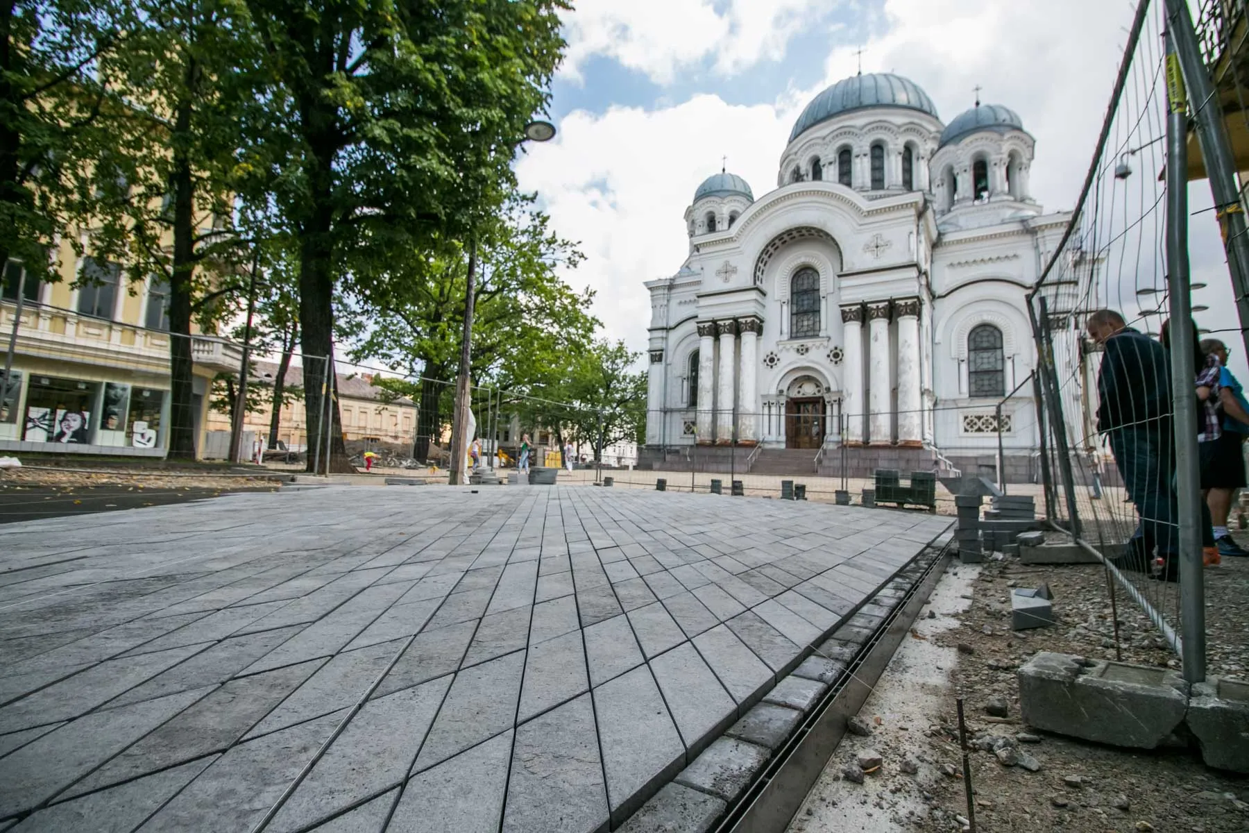 Klojama nauja danga Laisvės alėjoje