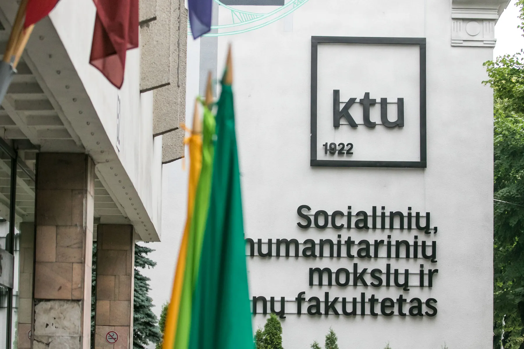 Studentai pasirašo sutartis su universitetais
