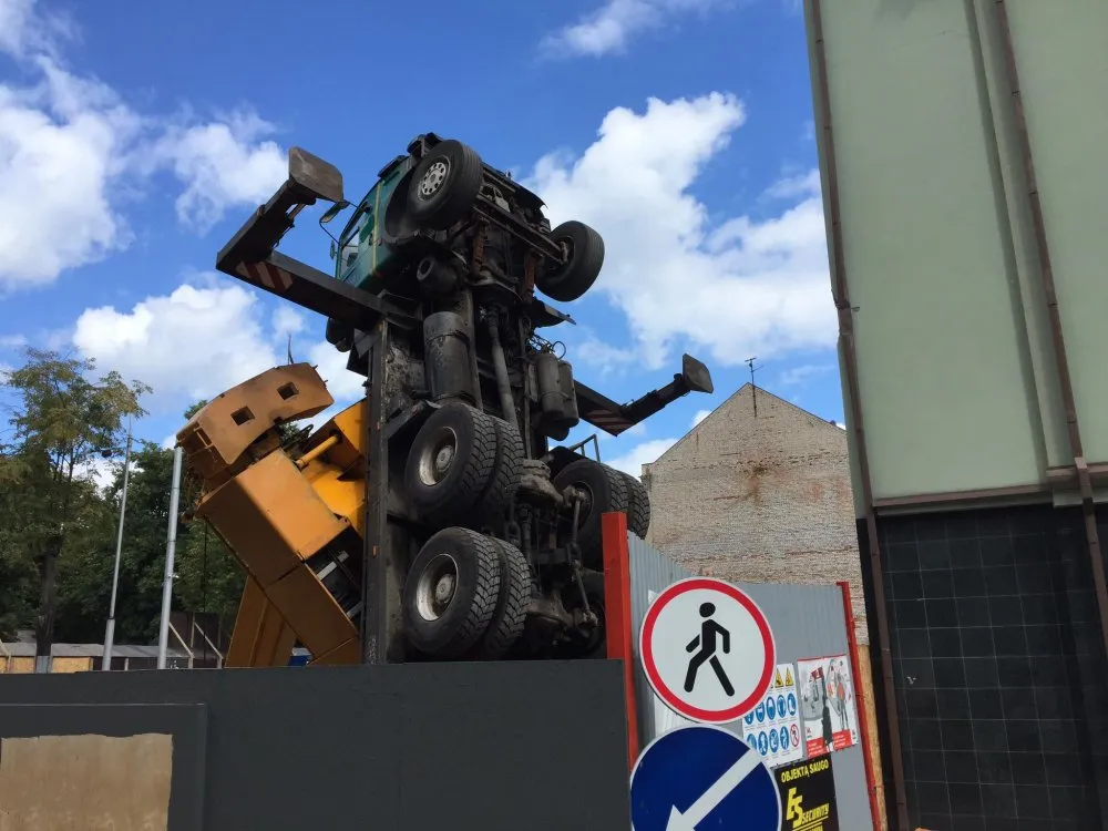 Donelaičio gatvėje apvirto kranas