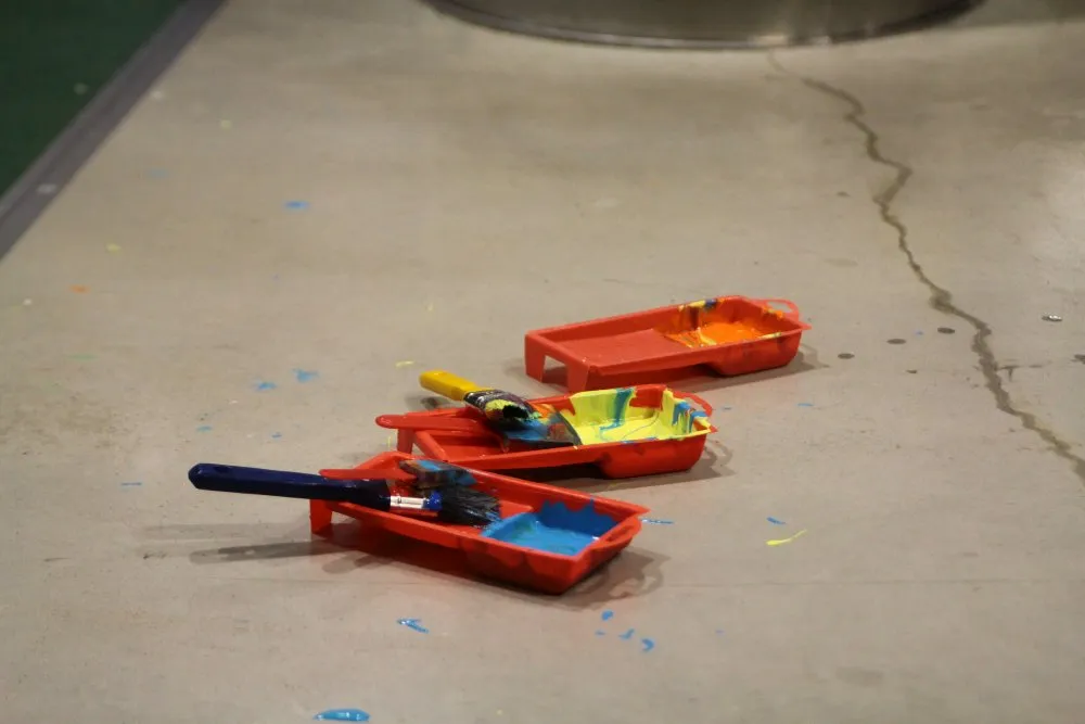 Vaikai spalvina automobilį