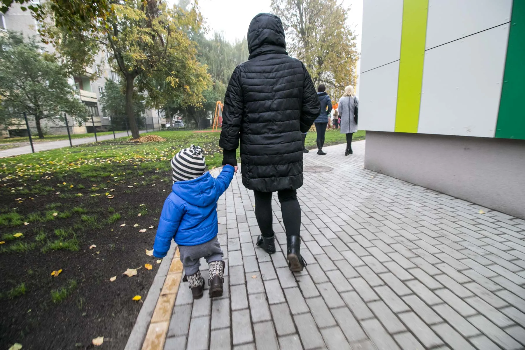 Mažas vaikas, mama, darželis