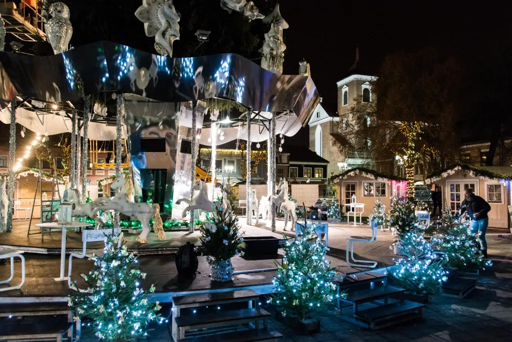 Pagrindinės Kauno eglės įžiebimui pasiruošta: naktį baigti visi pasiruošimo darbai