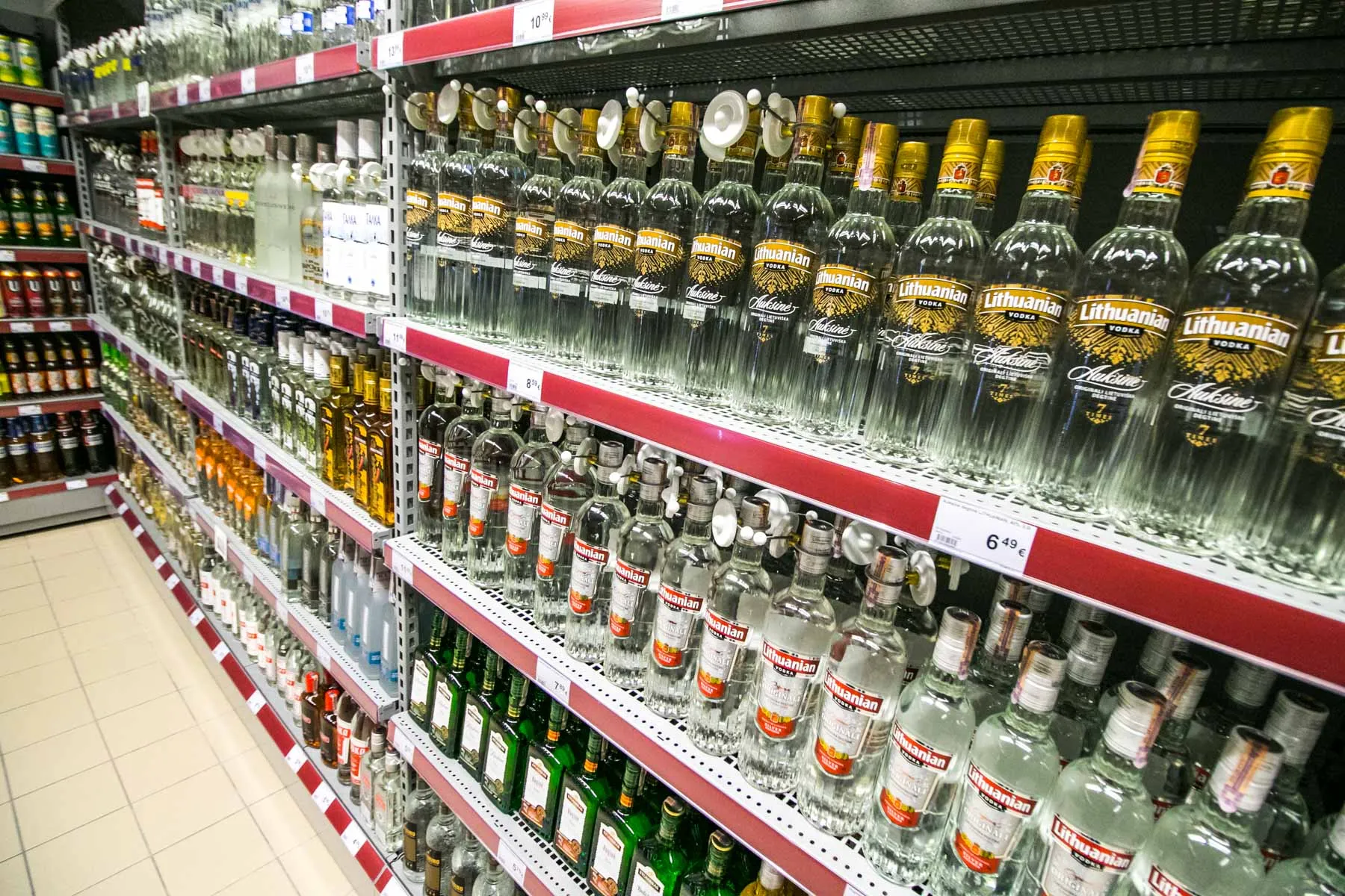 Alkoholis, alkoholiniai gėrimai parduotuvėje