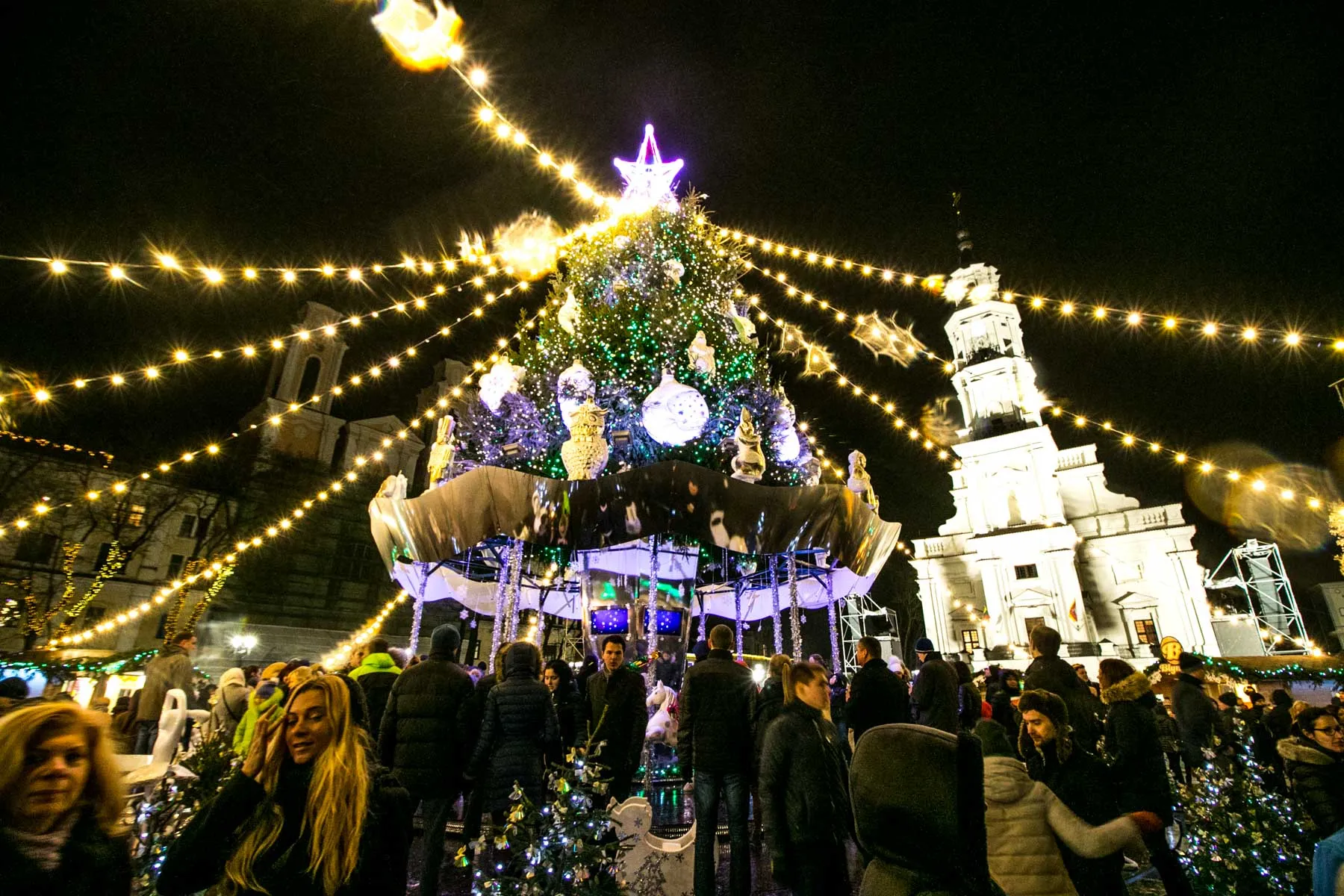 Kauniečiai prie Kalėdinės eglutės