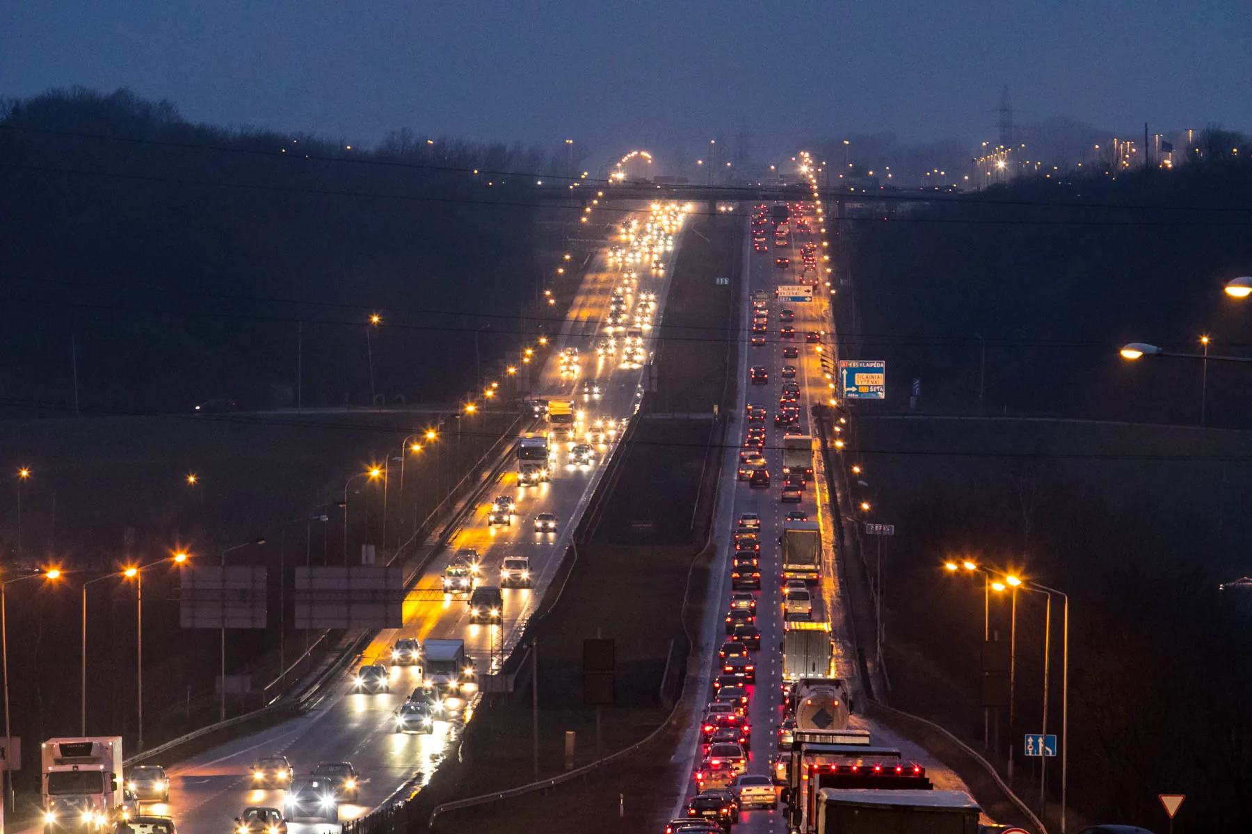 Spūstys aplinkelyje, automobilių kamštis kelyje