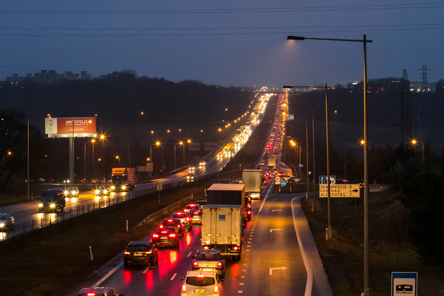 Spūstys aplinkelyje, automobilių kamštis kelyje