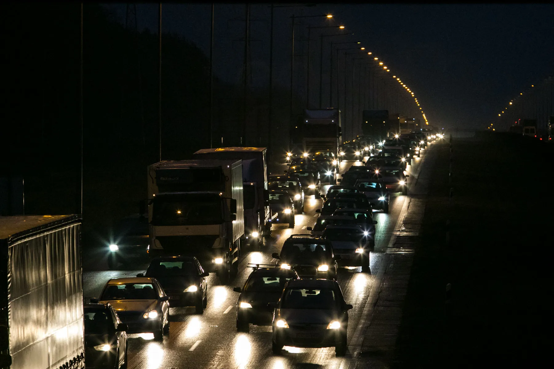 Spūstys aplinkelyje, automobilių kamštis kelyje