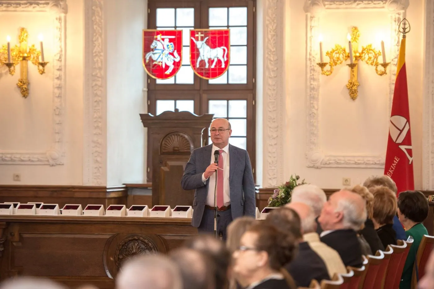 Išdalinti gerumo kristalai