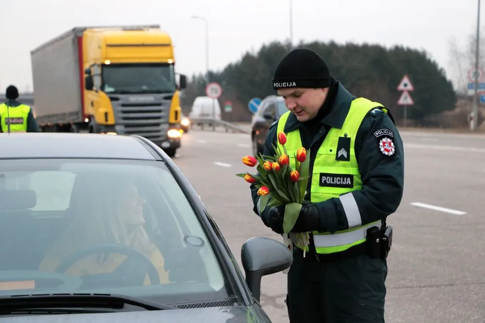 Šimtai tulpių Kauno vairuotojoms iš pareigūnų rankų