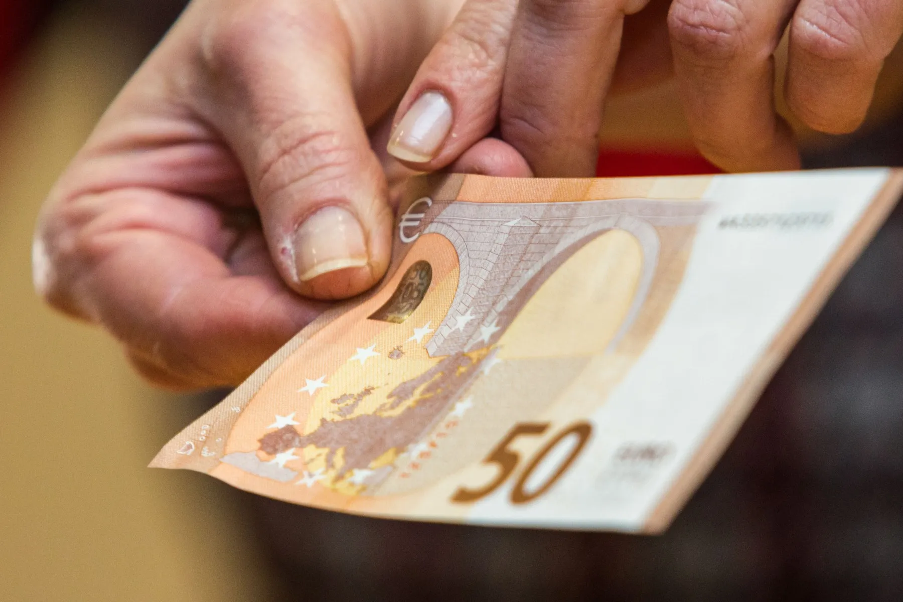 Pinigai, eurai, atlyginimas