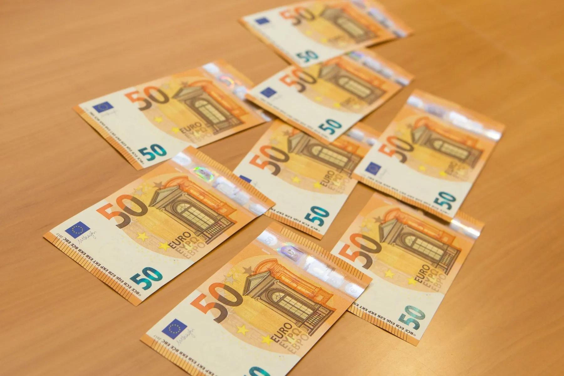 Pinigai, eurai, atlyginimas