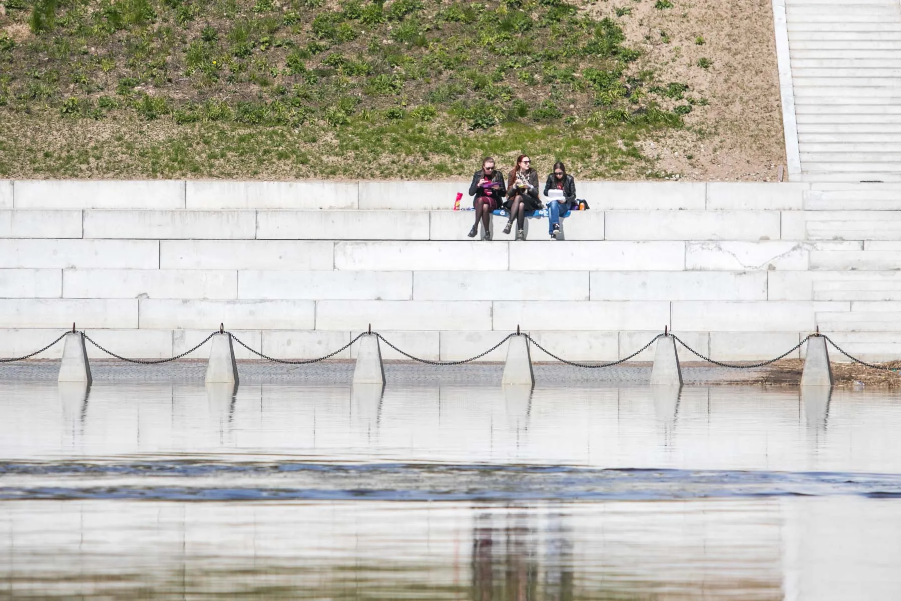 Kauniečiai mėgaujasi pavasariška šiluma