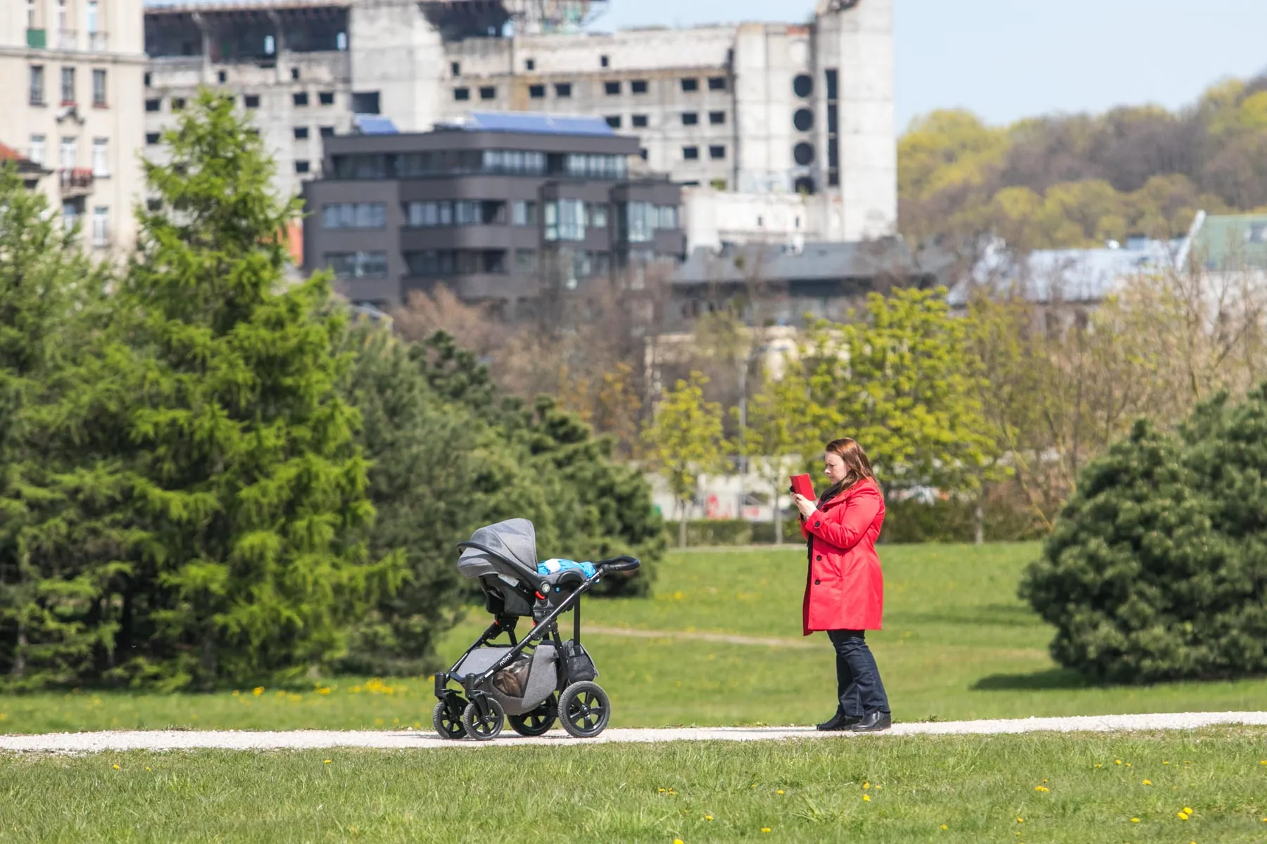 Mama, vaikas, Kauniečiai mėgaujasi pavasariška šiluma