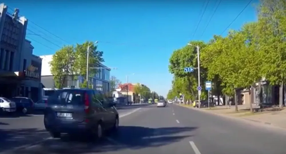 Lenkiantis automobilis Savanorių pr.