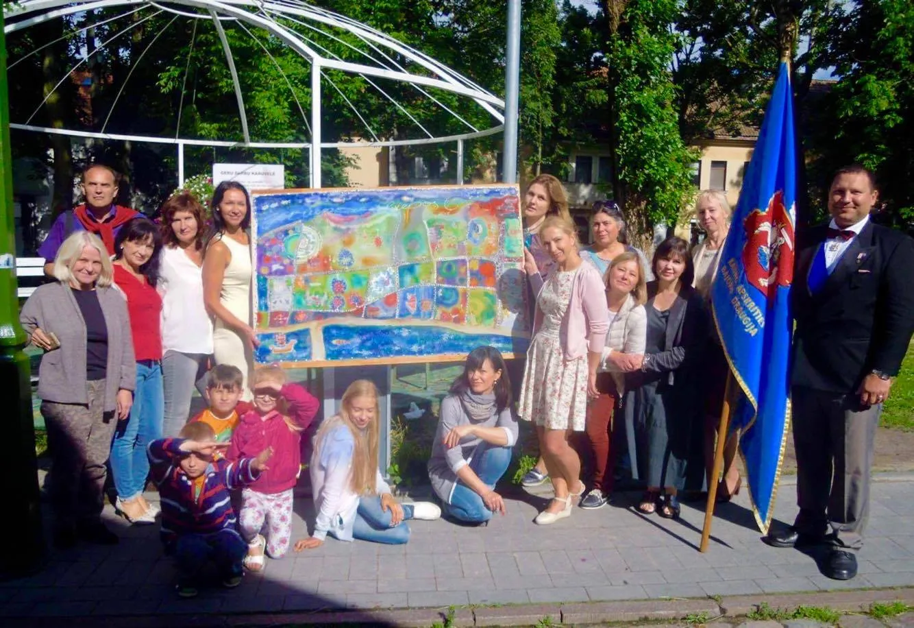 Kaunietės tapė kūrinį „Istorija šilke“