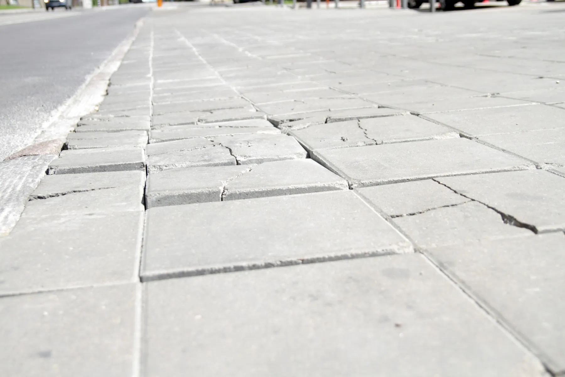 Naujos šaligatvio plytelės jau suskilo