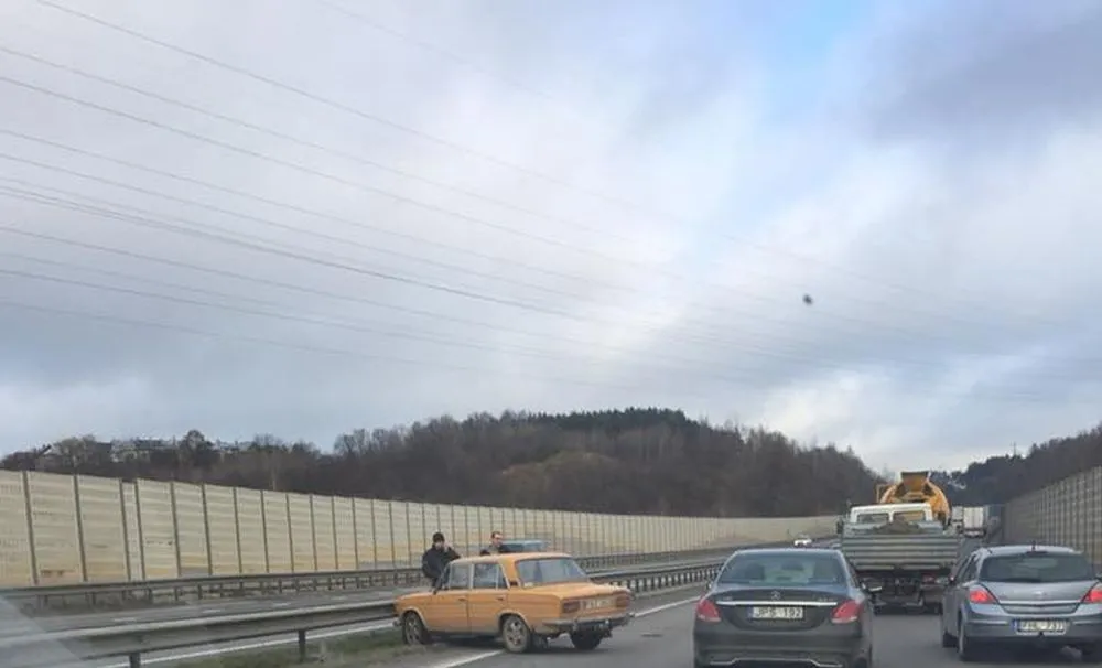 Lada automobilio avarija aplinkkelyje