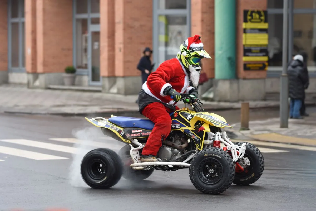 Kalėdų seneliai su keturračiais