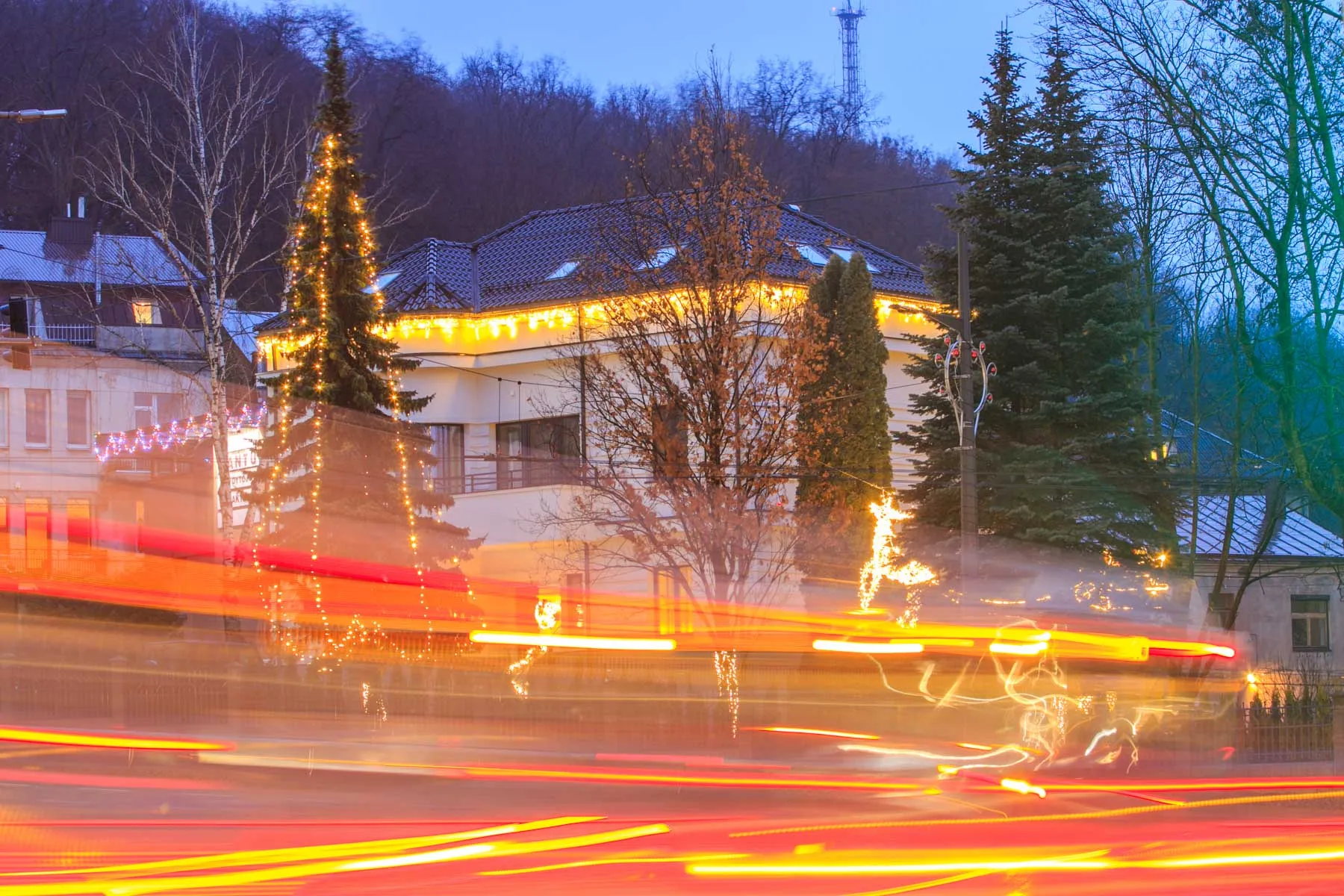 Kalėdiškai papuoštas Songailų namas