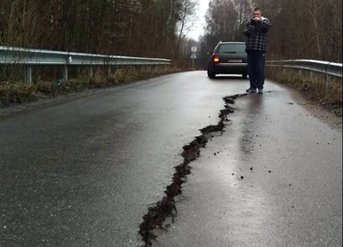 Įtrūkusi danga Karčiupis-Neveronys