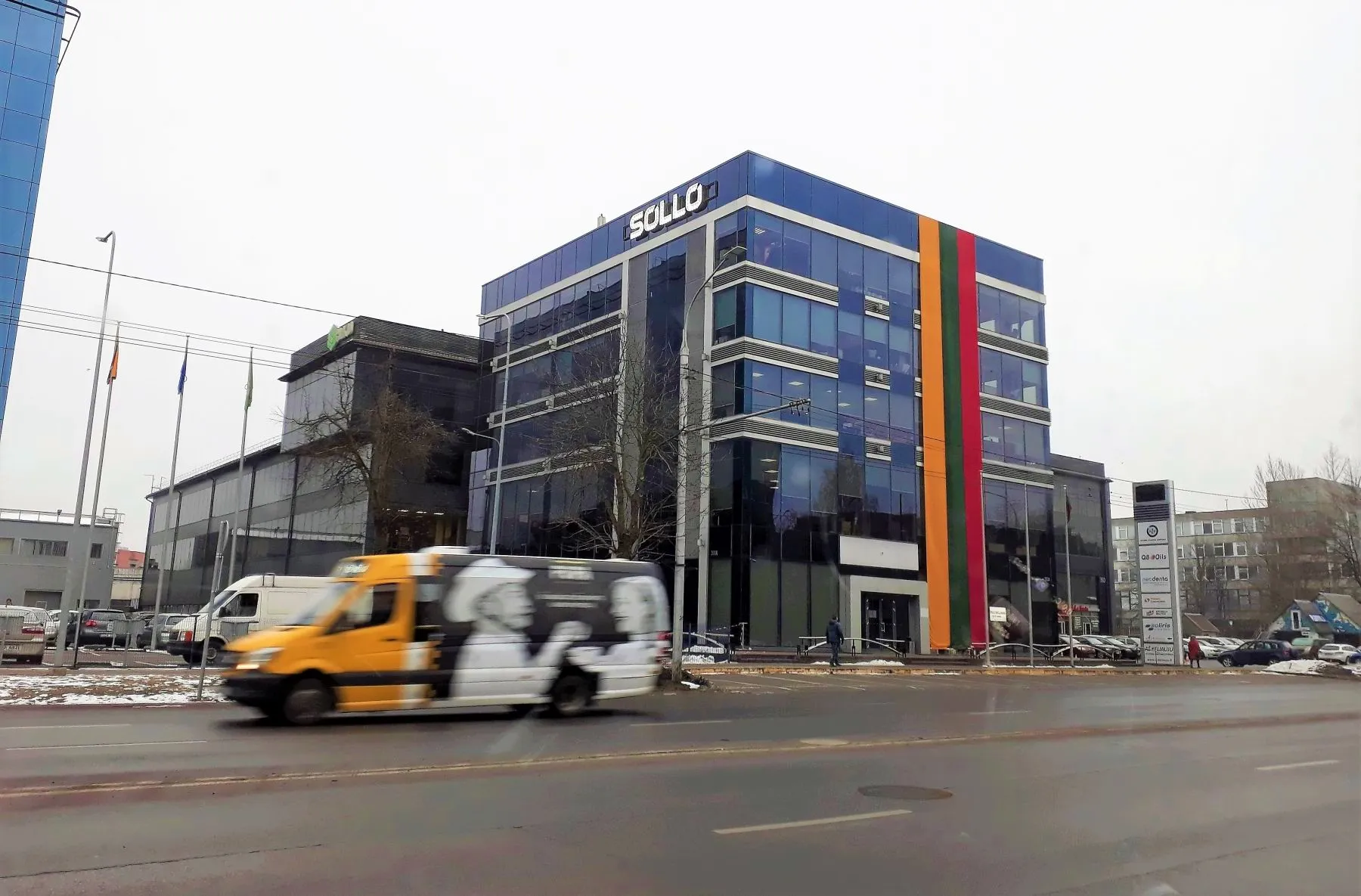 Papuoštas Savanorių prospekto pastatas