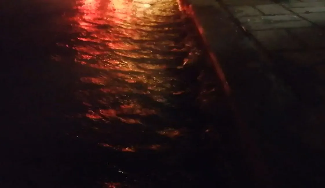 Fiksuoja skaitytojai: Kauno senamiestyje gatvė virto upe (vaizdo įrašas)