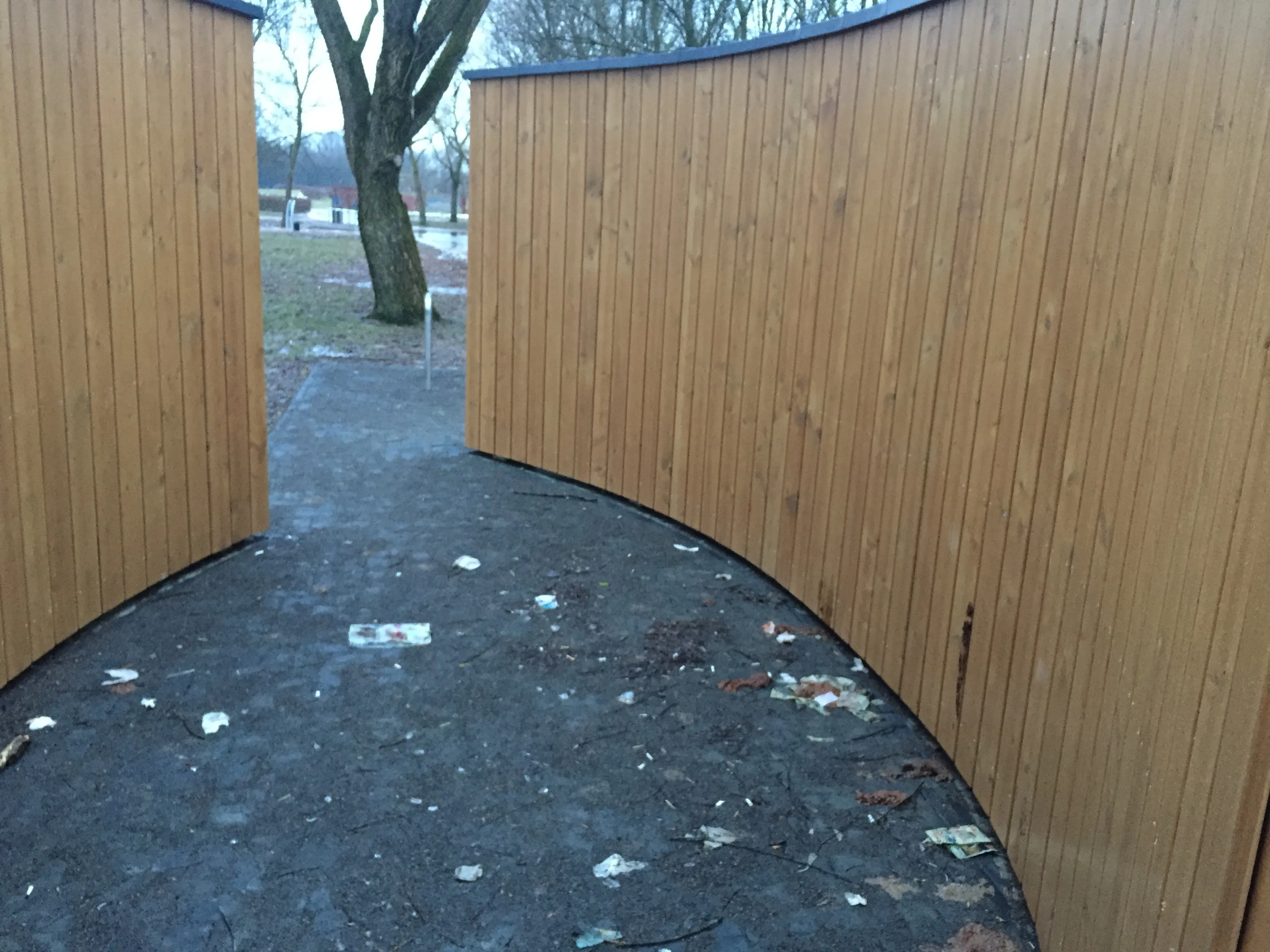 Tualetams skirtos vietos Kalniečių parke