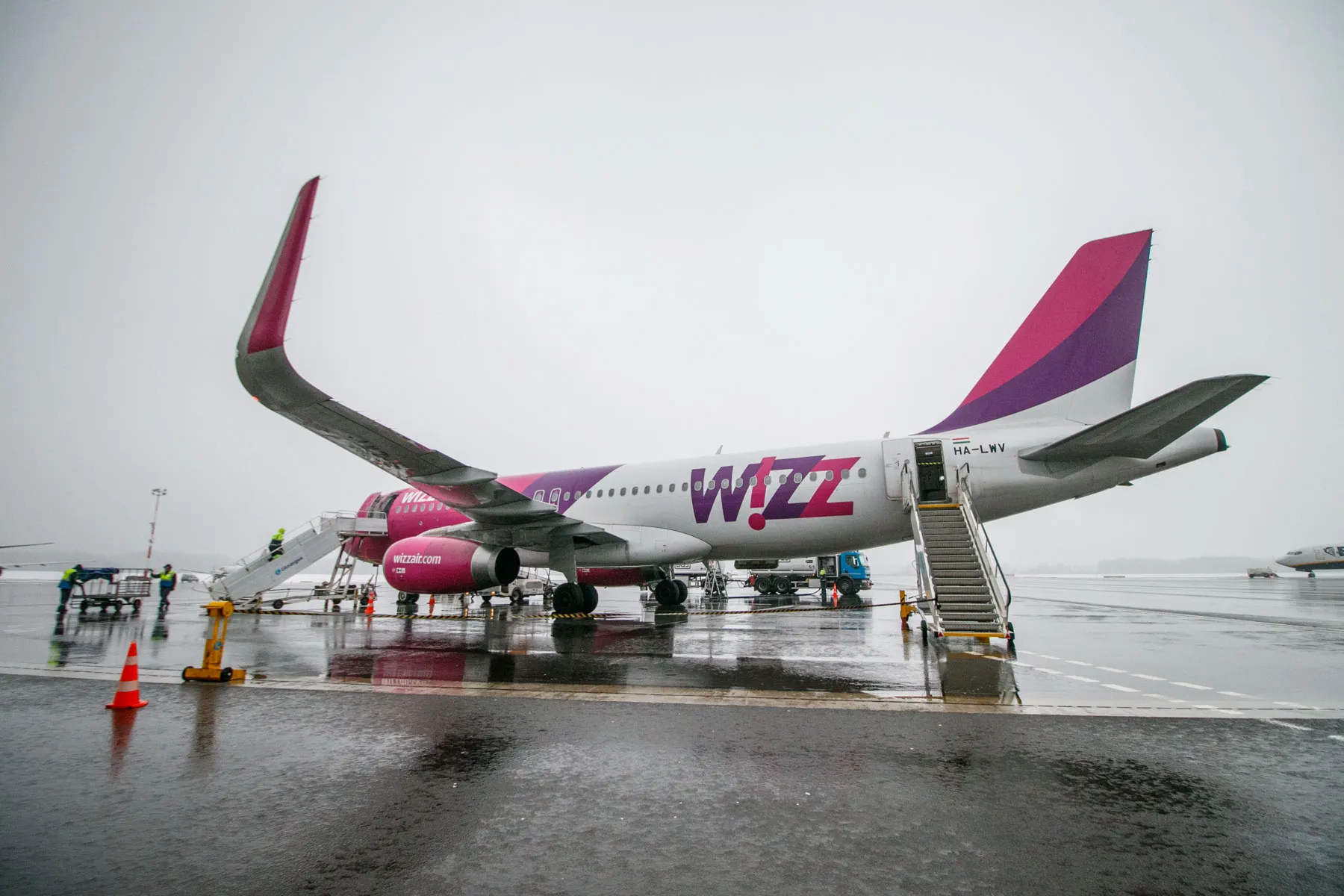 Wizzair lėktuvas, oro uostas, emigracija